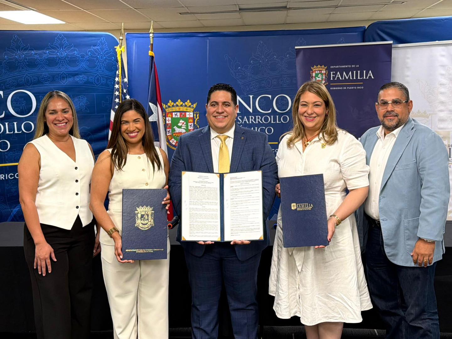 Representantes del Banco de Desarrollo Económico para Puerto Rico, el Departamento de la Familia y ACUDEN anuncian alianza para financiar centros de cuido infantil en comunidades de Puerto Rico. 