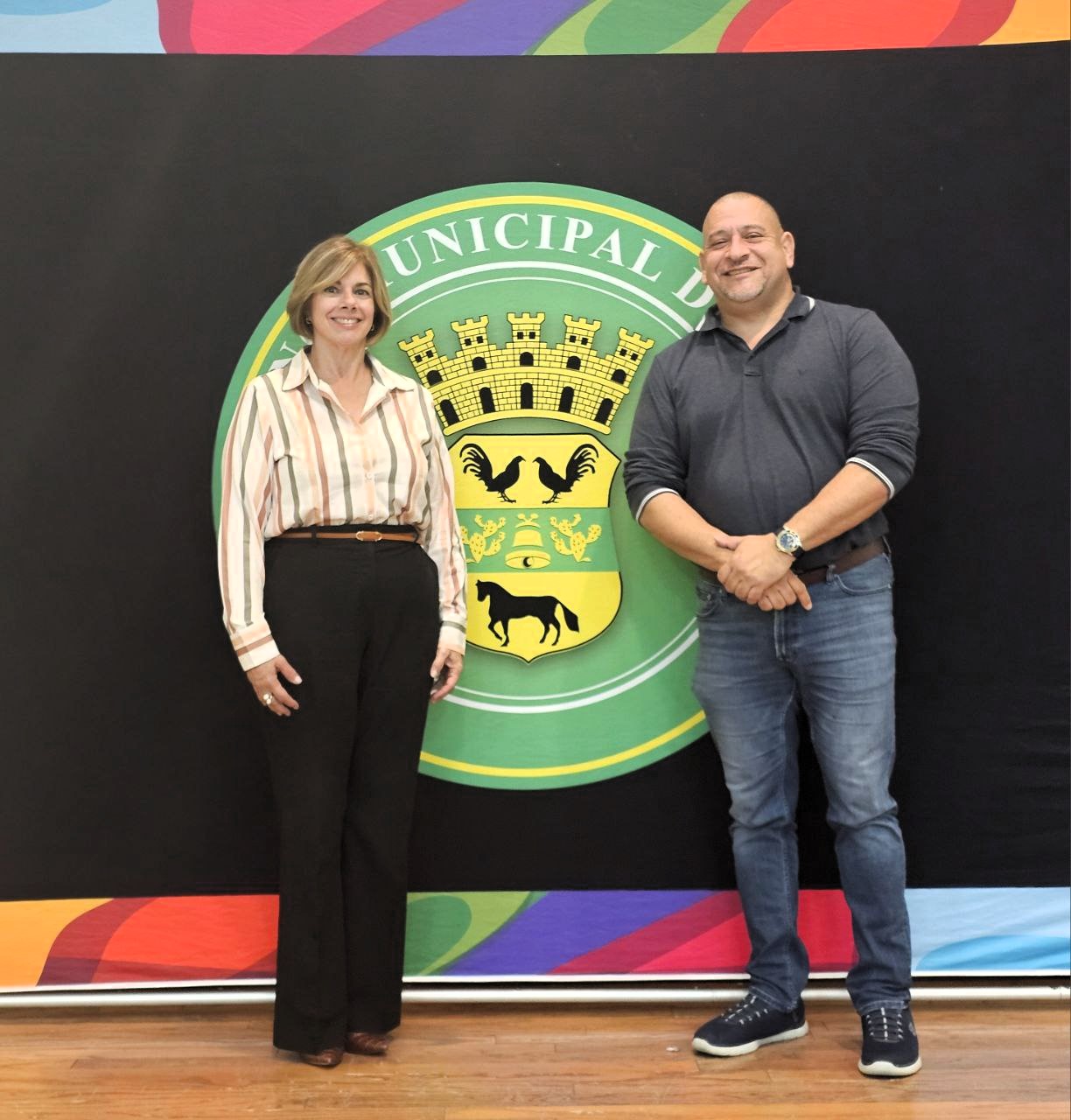 Lcda. Vivían Dolagaray del Banco de Desarrollo Económico junto al alcalde de Isabela, Miguel Méndez Pérez, durante charla sobre financiamiento para comerciantes del área noroeste de Puerto Rico.