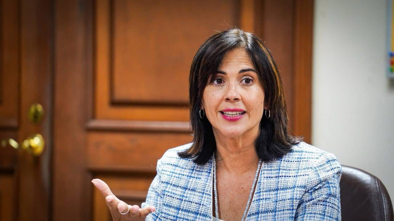Lcda. Carmen Vega Fournier, presidenta del Banco de Desarrollo Económico para Puerto Rico, anuncia plan de alivio financiero para PYMES afectadas por las lluvias.