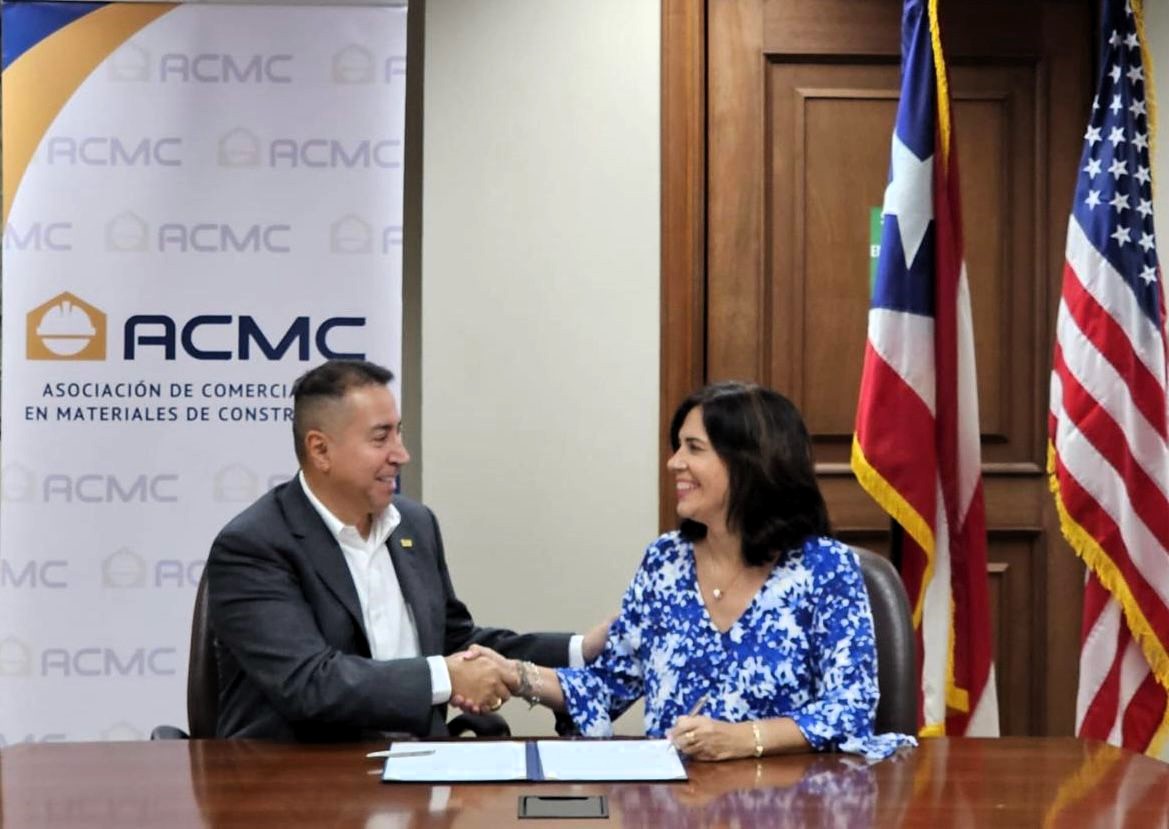 Firma del acuerdo de colaboración entre la presidenta del BDE, Lcda. Carmen Vega Fournier, y el presidente de ACMC, Fabio Quevedo, para facilitar financiamiento a ferreteros en Puerto Rico.